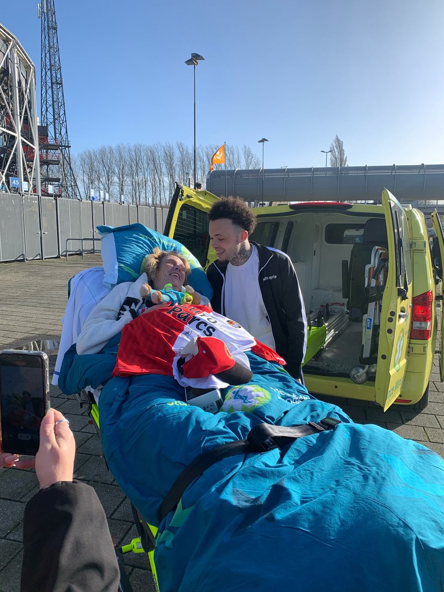 Faalerie's tweet photo. Een prachtig gebaar. Mijn moeders laatste wens was hierdoor extra bijzonder. Ze heeft genoten. Erg dankbaar. @Feyenoord @ADnl ❤️ https://t.co/DPYphKBkAv