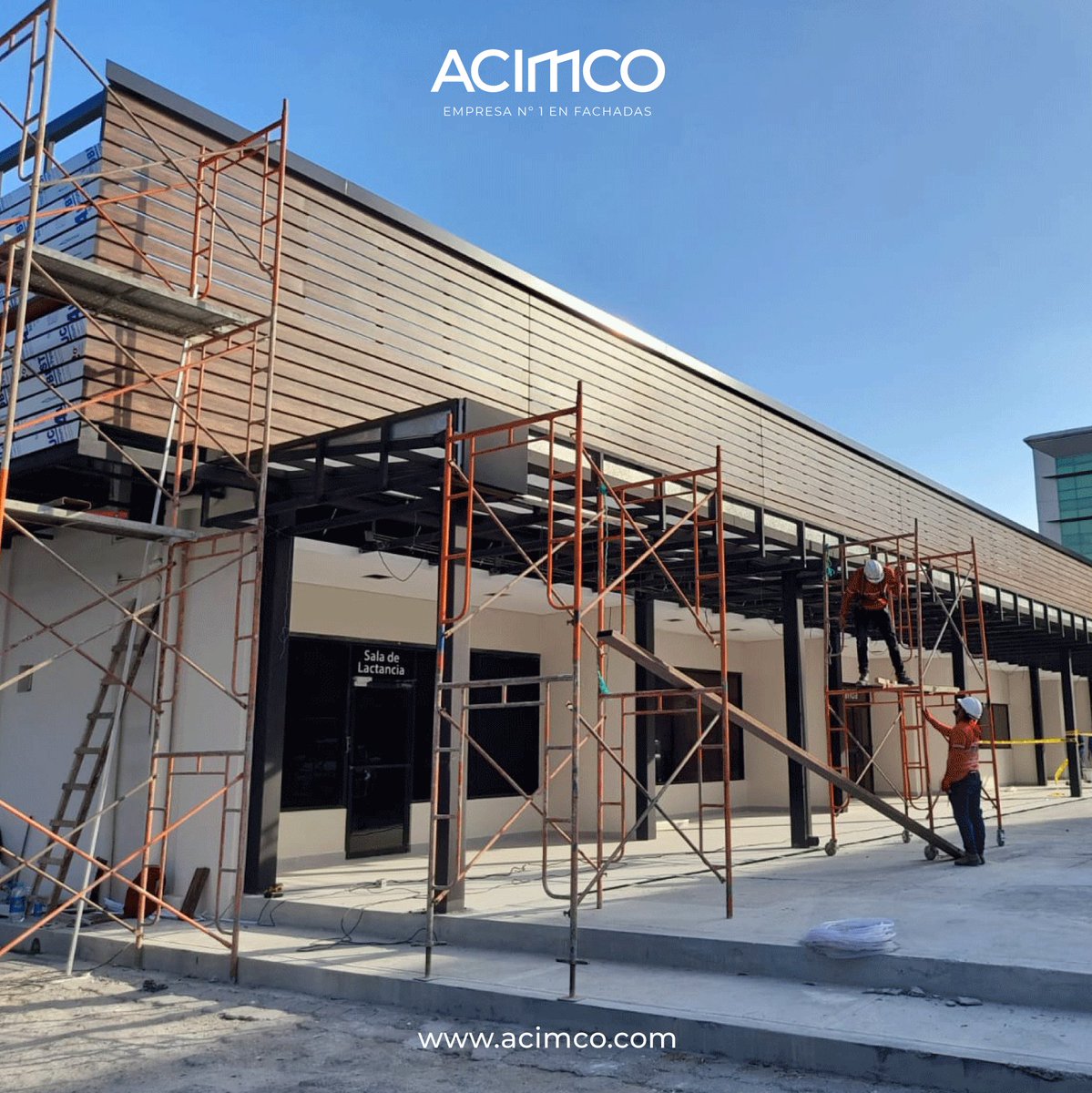AcimcoEcuador's tweet photo. Transformamos fachadas en obras maestras. Presentamos una remodelación vanguardista en Guayaquil. La pérgola de policarbonato italiano #Exolon y las duelas de aluminio compuesto maderado fusionan la elegancia con la durabilidad. https://t.co/pEeQLazlEn