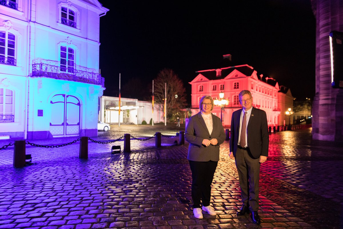 Stolz, die Saarländische Staatskanzlei in den französischen Nationalfarben erstrahlen zu sehen! Ein lebendiges Symbol am Tag der 🇩🇪-🇫🇷 Freundschaft. Möge diese Beleuchtung unsere tiefe Verbundenheit widerspiegeln. Vive l´amitié franco-allemande!