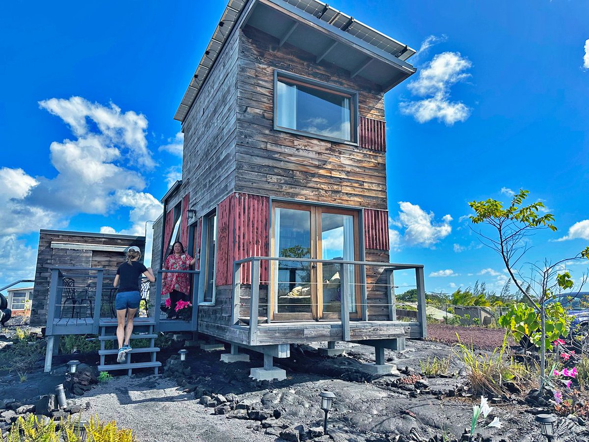 15 years ago, Jade Chen left NY to settle on a remote lava field far from any store or utility. She bought 1/6 of an acre to create an off-grid Oasis, building 3 rugged & cozy tiny homes on stilts around small gardens. Watch the video by @kirstendirksen 🌋faircompanies.com/videos/left-ny…