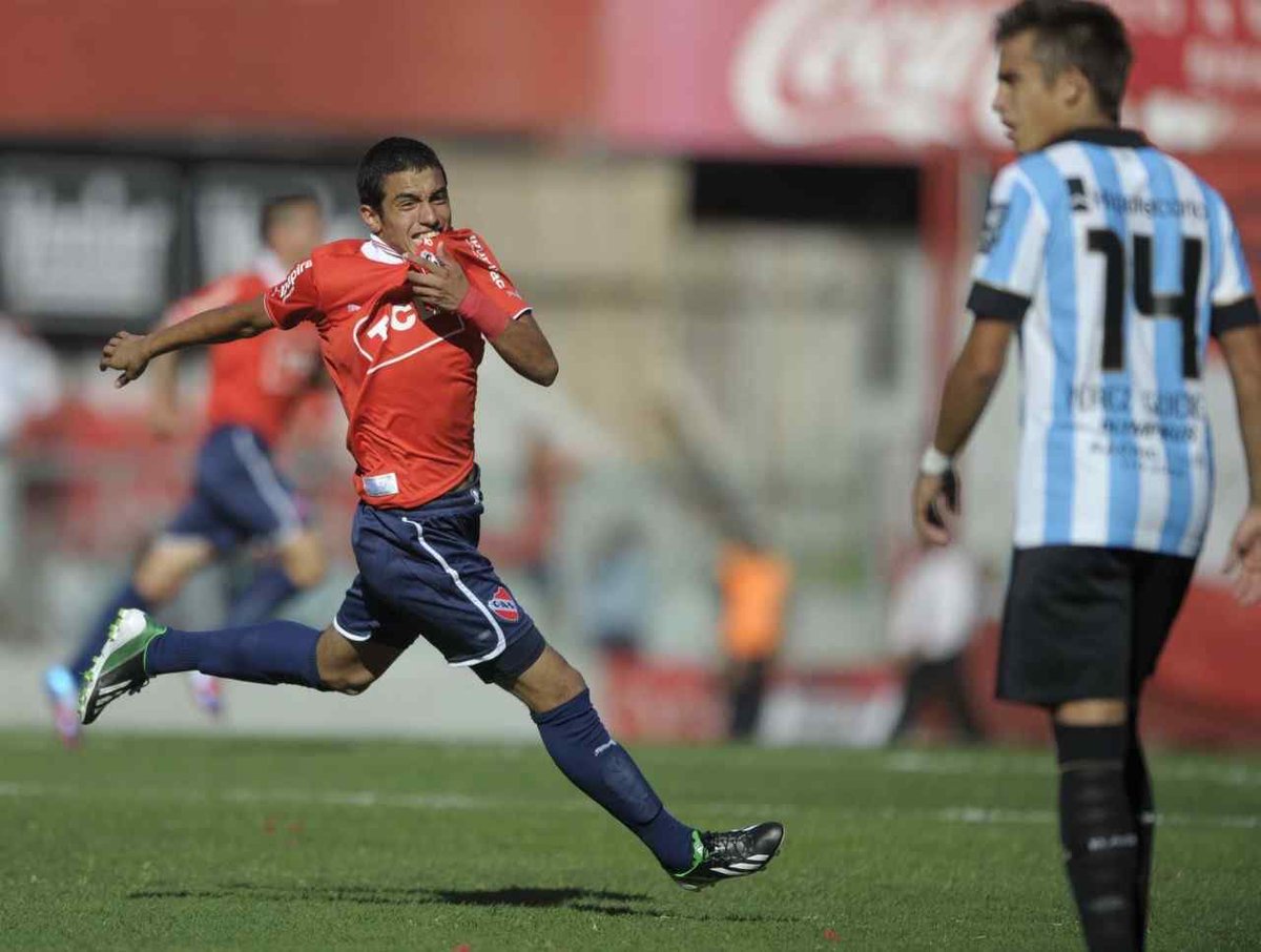CGinko's tweet photo. Me resulta admirable cómo un ex #Independiente le tira mierda al Rojo y automáticamente le toman cariño. El tipo llegó hasta a besar el escudo de Independiente en su cara, pero como no le dio la nafta para un grande, se tuvo que pasar al lado chico de Avellaneda y tribunear. https://t.co/rTyDHlrm8Z