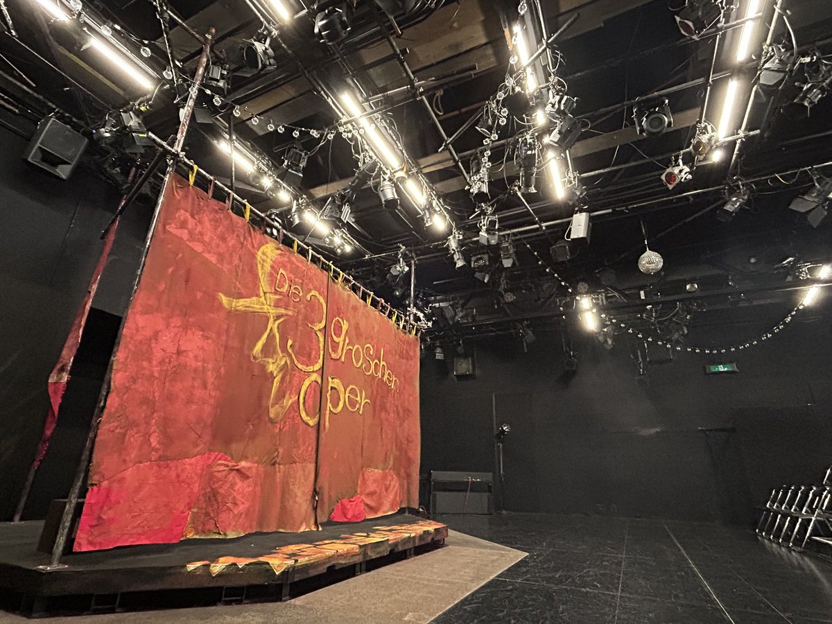 NN_Chisso's tweet photo. 『三文オペラ』終演いたしました。
ルーシーありがとう。あなたが大好きだよ。

そして、文学座付属演劇研究所を卒業しました。
3��間、関わってくださった全ての方に感謝申し上げます。

やっぱり私はお芝居が大好きだ〜！
これ以上ないくらい素敵な時間をありがとうございました。

生きていきます！ https://t.co/qWUdGkZ8eV