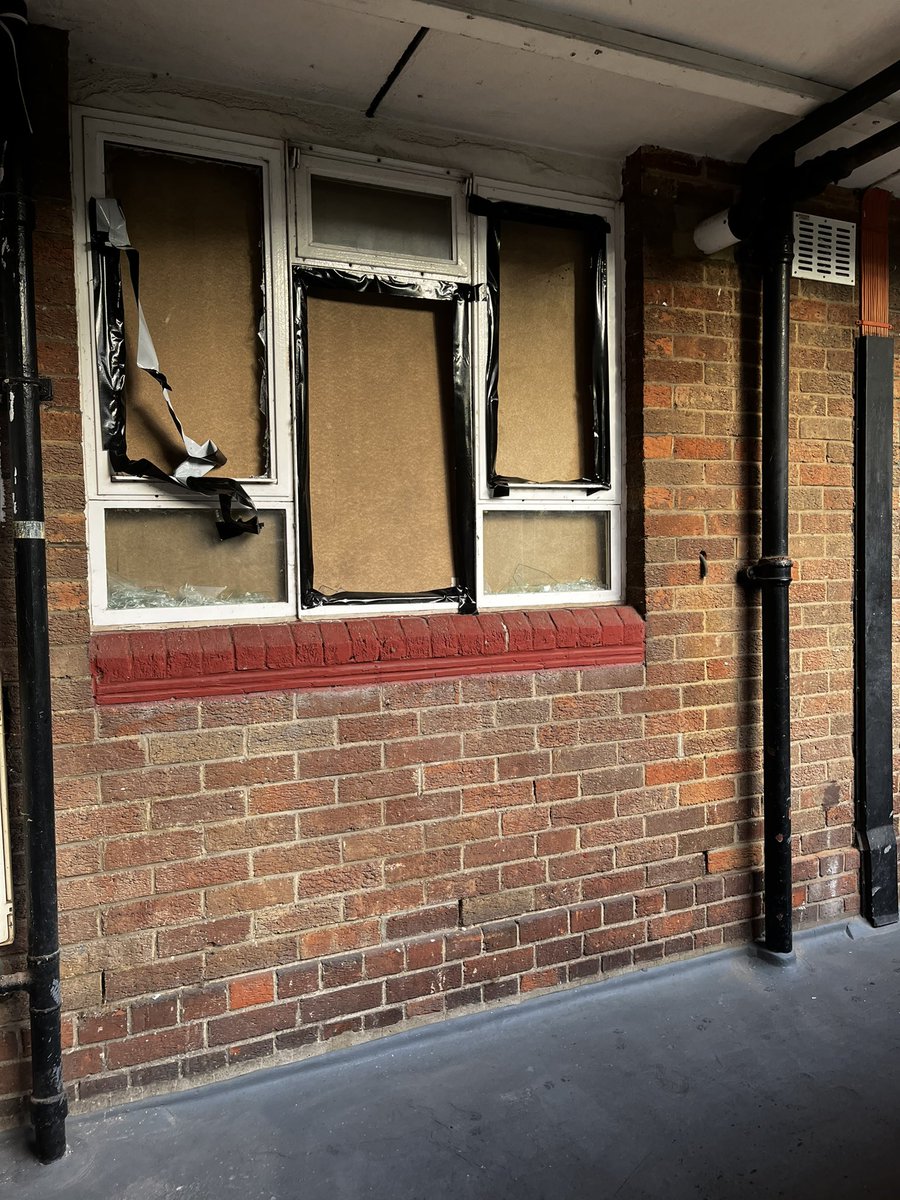 <a href="/PeabodyLDN/">PeabodyLDN</a> @helloPeabody be ASHAMED of yourselves be absolutely ashamed! How dare you leave a child and woman in a property that has been smashed in after an attack on the home! #VAWG #Violence #Abuse #Housing #Peabody #Warrior #Emergency #HousingAssociation