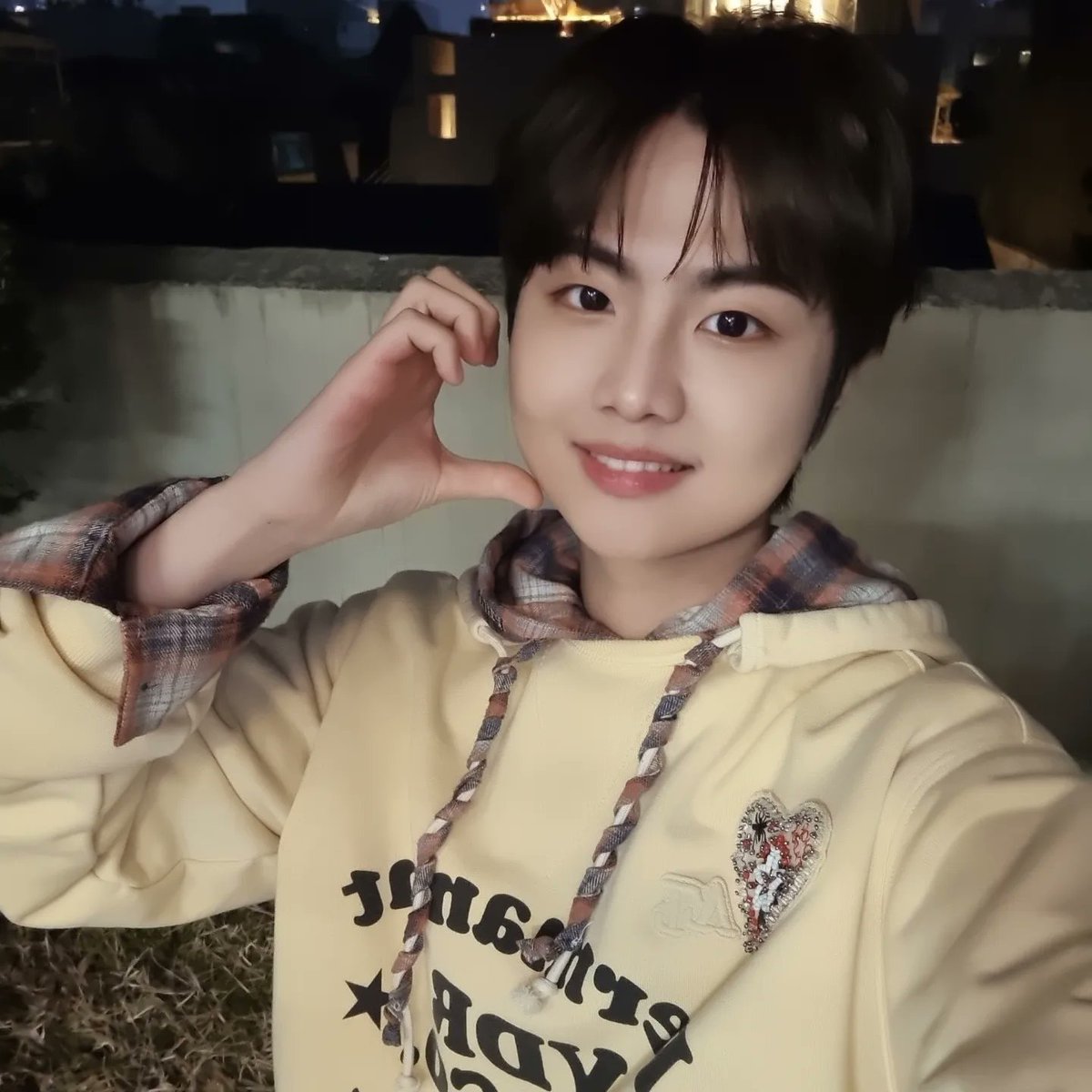 ChildOfAnAngel's tweet photo. how i met him;                           i’m still here; https://t.co/kgxtKjftL4