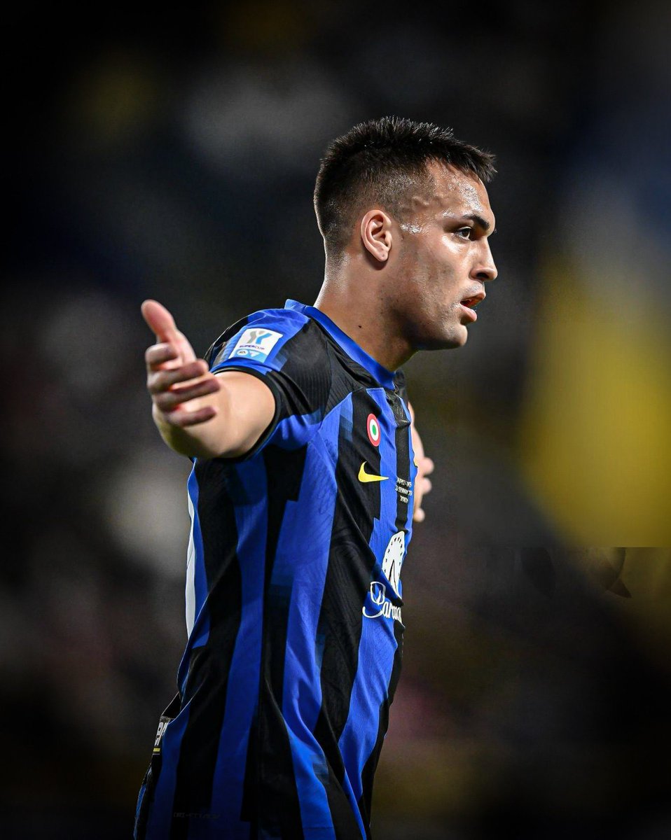 DavooXeneizeJRR's tweet photo. Golazo de Lautaro Martínez al último minuto en la final de la Supercopa Italiana (su 4ta consecutiva). 21 goles en 27 PJ en la temporada. También ganó la Serie A (actualmente marcha puntero) y dos veces la Copa de Italia. Llegó a la final de la UCL (siendo MVP en Cuartos y Semis), lleva 123 goles en el club, y su saldo en el clásico con el Milán es de 12 victorias, 2 empates y 3 derrotas. Tranquilamente se podría decir que con 26 años ya es ídolo del Inter.