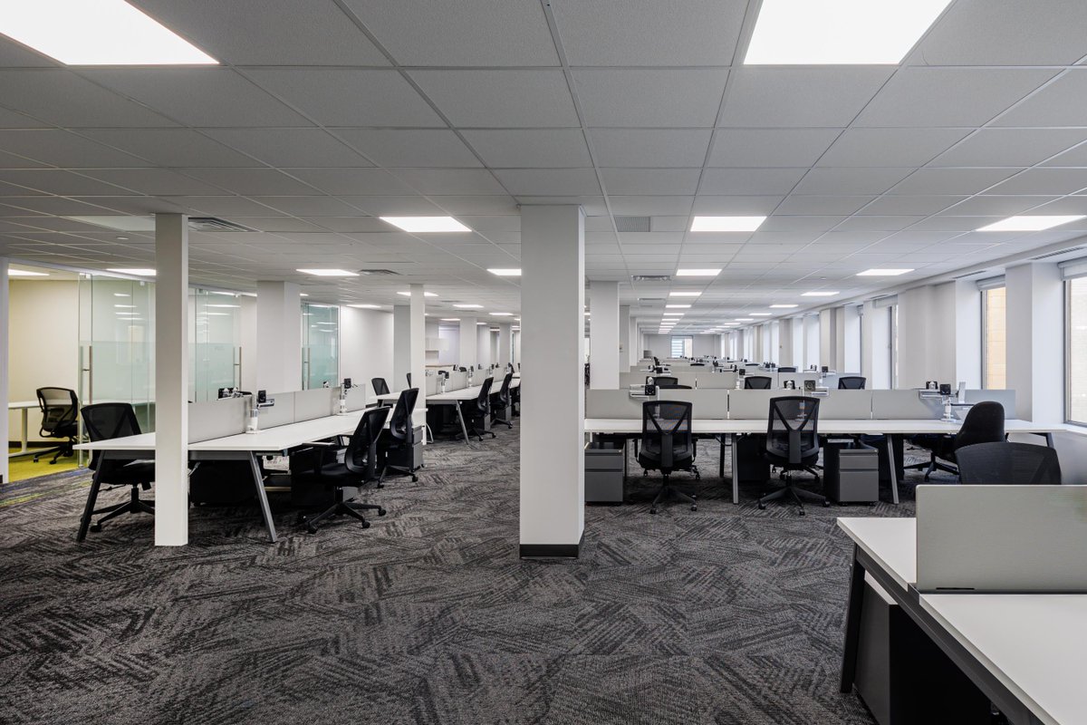 Disponible sur le marché et en plein cœur du centre-ville de Montréal, le 810-M de 11 972 pieds carrés est un superbe espace de travail récemment rénovée avec des finis de qualité (mobilier inclus) au 1550, rue Metcalfe aux Cours Mont-Royal.