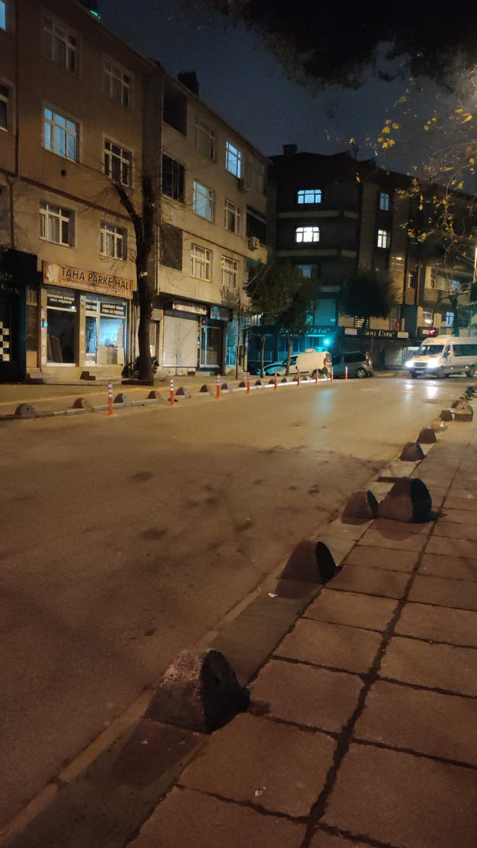 Şemsipaşa mahallesi Cengiz Topel Caddesi..Yeni bir park problemi oluşturduğunuz için çok teşekkürler.Sanki çok araba çekecek yer var ama millet keyfinden caddeye park ediyordu..<a href="/GOPBelediyesi/">Gaziosmanpaşa Belediyesi</a>