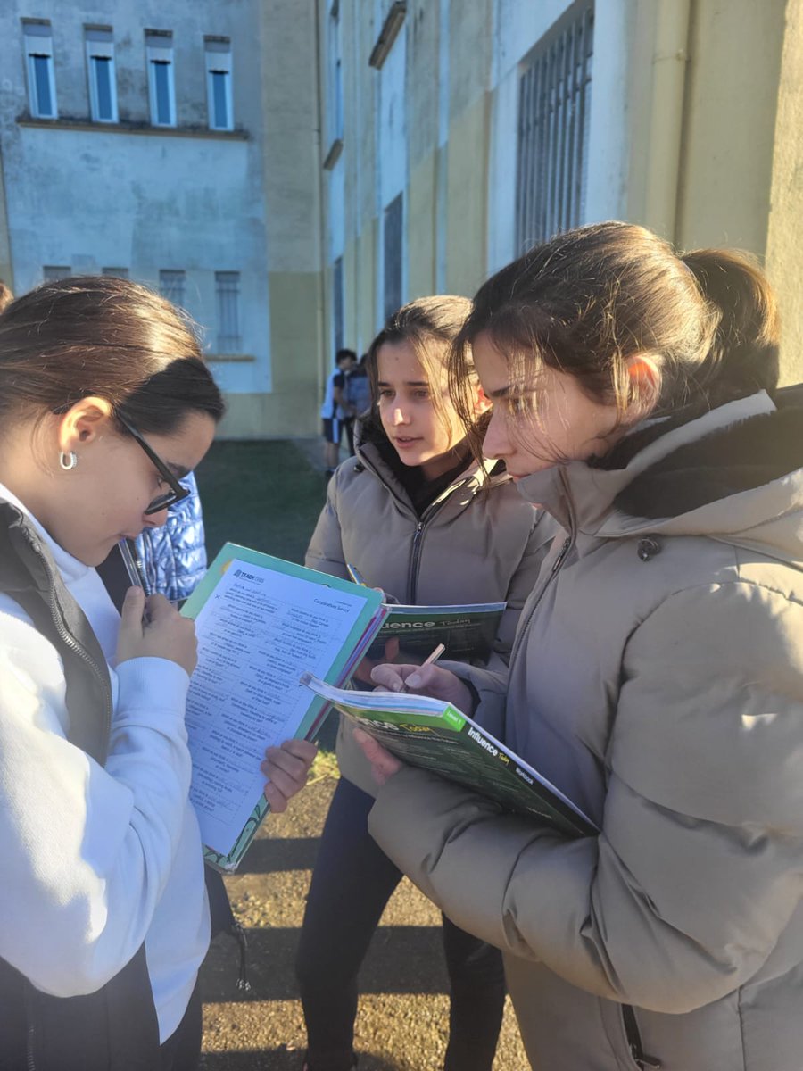 Los primeros rayitos de sol del 2024 nos permiten salir a practicar inglés rodeados de la mejor compañía, nuestros compis! #1ESO #thinkinenglish #speakinenglish #maristassantamariatui #estasnacasa