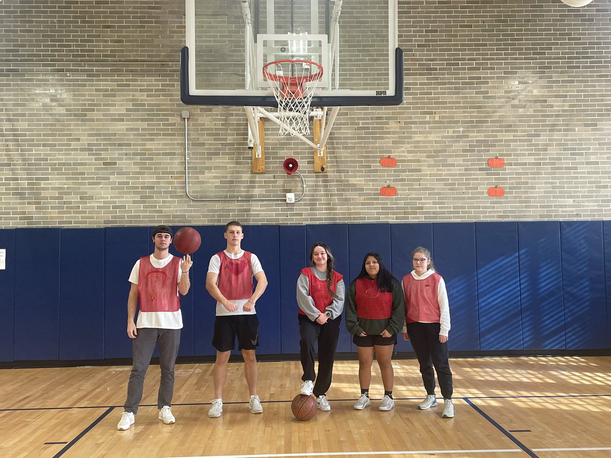 pauls640's tweet photo. Official kickoff of the Sport Education Basketball pre-season in #SES240 Teaching Secondary #PhysEd Content 🏀
Meet our competing teams: “The Dawgs”, “Benchwarmers”, & “Backboard Bears”
What a great group of @UNCphysed Ss. https://t.co/XOm3Ozymou