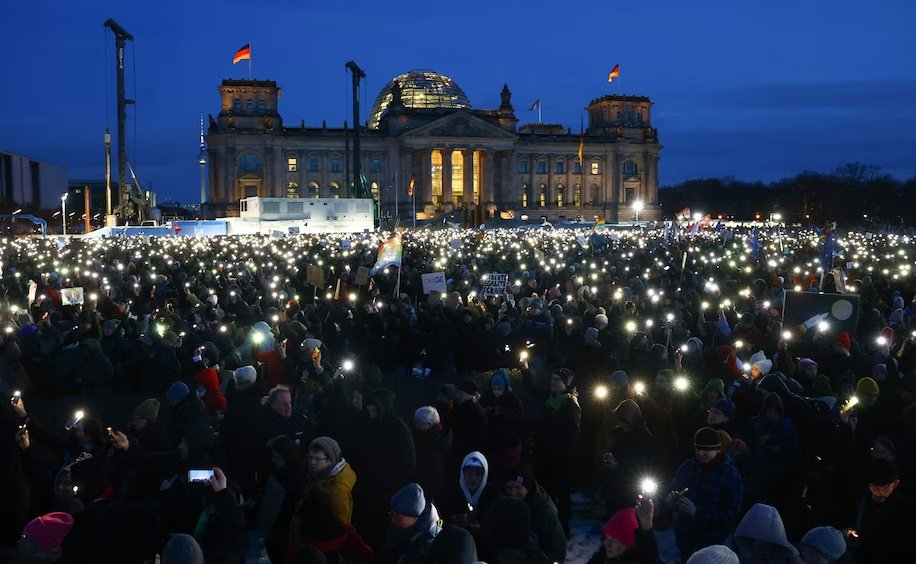 ianbremmer's tweet photo. estimated 1.4 million (!) people hit the streets in germany this weekend
to protest against far right afd party https://t.co/1LMNjx10lq