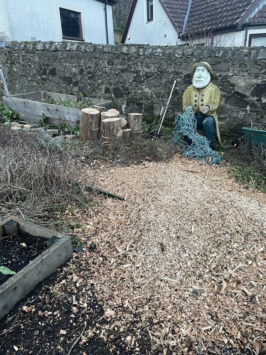 Before and after!  Fallen dead tree at Shiell St, down in last night’s storm. <a href="/DundeeCouncil/">Dundee City Council</a> had the tree cleared within hours and have left some logs and wood chip for our Outdoor Learning groups to use. Great job done today.