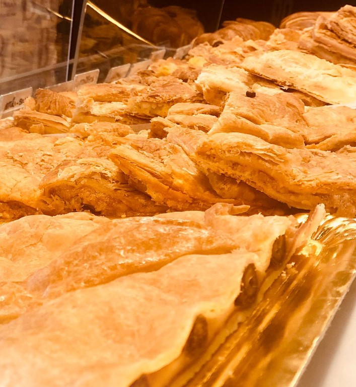 AntoniaButron_'s tweet photo. 🍴 ¡Fusiona tradición y creatividad en cada bocado! 🥟

Con nuestro combo de empanadas, elige entre 2, 4 o 8 porciones con diferentes rellenos.

¿Prefieres innovar o te va lo clásico? ¿Cuál es tu favorita? https://t.co/5PWB1HvW2x