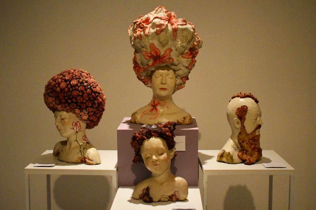 museomacslp's tweet photo. "Identitá Transitorie"
Francesca Dalla Benetta explora identidad y pertenencia en crisis personal. Conecta con italianos en México, crea esculturas y grabados en resina basados en fotos y anécdotas de entrevistados. Refleja el hogar como un estado interno, no un lugar. #MuseoMAC https://t.co/4TeE1SlGGW