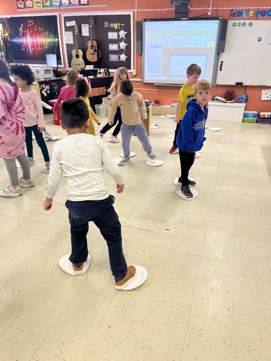 FulmarRdMusic's tweet photo. Paper plate ice skating to feel sections of Mozart that are different or the same was a big hit today! Love their little giggles! 💕@FulmarsFinest https://t.co/cJmXDHTYGJ