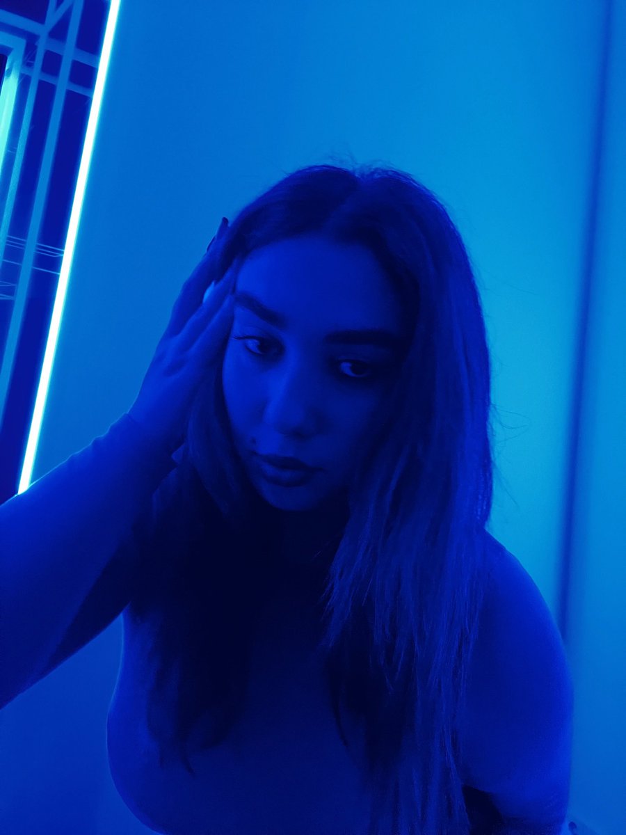 dontfwmer's tweet photo. Blue light hits dif https://t.co/jEZVhRuVNA