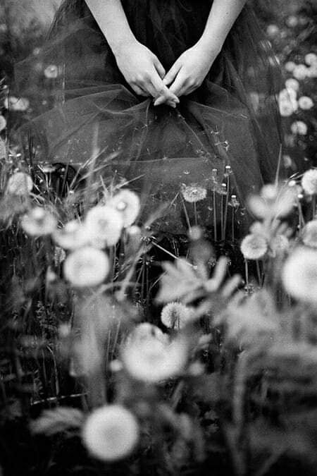 “Adoro la ambivalencia poética de una cicatriz, que tiene dos mensajes: aquí dolió, aquí sanó”.
Louise Madeira
📷Ewa Brzozowska