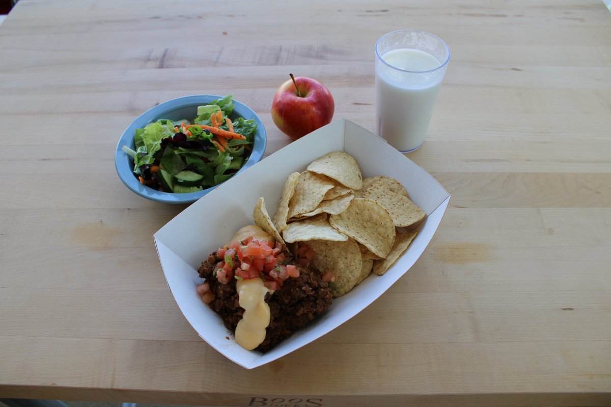 Se les informa que ha habido un cambio en el menú para mañana. Martes 23 de enero. Nuestro plato principal vegetariano serán Nachos Vegetarianos en lugar de boloñesa Vegetariana. Gracias por apoyar ¡Los Alimentos Escolares cocinados desde cero!