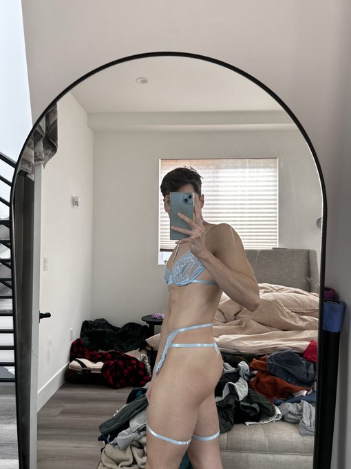 2 pic. Baby blue for daddy. 😏 https://t.co/W67ukpbP0I