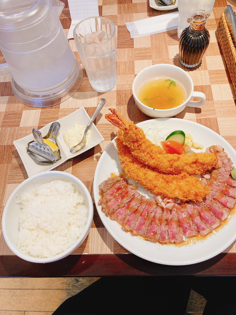 rokilega's tweet photo. 2024.1.22昼

夜勤明けの親友ドラえもんとデート笑

ドラえもんがステーキ食べたいとわがまま
どら焼き食っときゃえんよ笑

#レストランまつもと 

このセット、値段はしますがまじで美味かった
ローストビーフもだけどそびえたつエビフライ美味すぎ

ごちそうさまでした😋

#岡山グルメ #岡山ランチ https://t.co/1M50DR9dTY