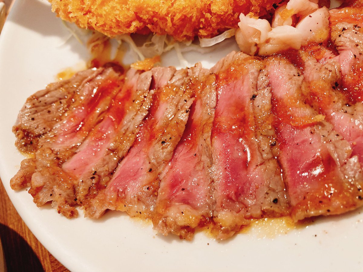 rokilega's tweet photo. 2024.1.22昼

夜勤明けの親友ドラえもんとデート笑

ドラえもんがステーキ食べたいとわがまま
どら焼き食っときゃえんよ笑

#レストランまつもと 

このセット、値段はしますがまじで美味かった
ローストビーフもだけどそびえたつエビフライ美味すぎ

ごちそうさまでした😋

#岡山グルメ #岡山ランチ https://t.co/1M50DR9dTY