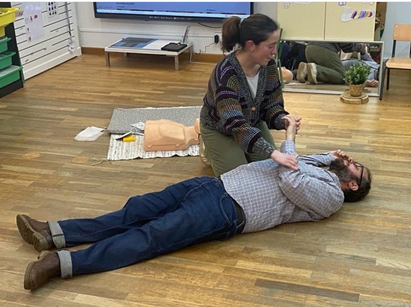 pepateca's tweet photo. Hoxe tivemos o IV Obradoiro da Escola de nais e pais. Aprendemos a realizar as maniobras do soporte vital, a manexar o DESA e a intervir correctamente nas emerxencias sanitarias do día a día. Grazas Tania! #bescolaresgalabertas #FamiliasnaBE https://t.co/FU5QdNFcge