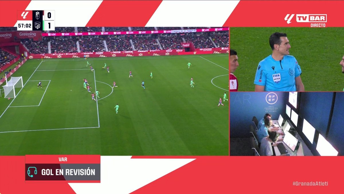 El primero fue fuera de juego, el segundo gol válido.

La diferencia? La camiseta.