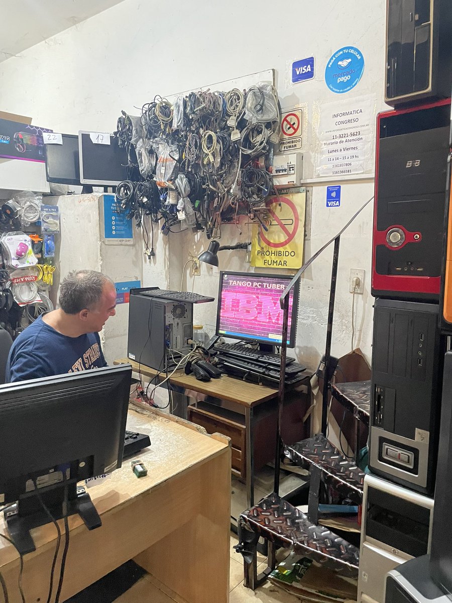 tango_pc_tuber's tweet photo. Un genio rafa quien restauro y personalizo para el canal #tangopctuber esta bella #ibm #netvista ¡una emocion el trabajo! 👏🏼pasen por su local no encontraran cosas retro de los 80 y 90 y tambien a un amigo (Informatica congreso > https://t.co/99VuPu3D9y mayo 1264 local 23 #CABA) https://t.co/xEw6bLCHdV