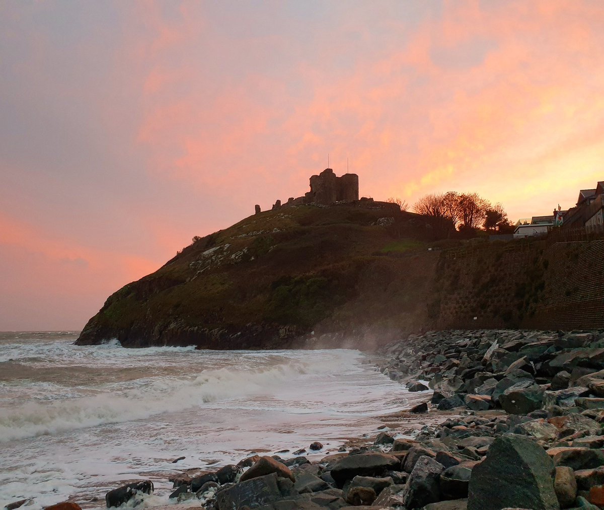 The awesome #CricciethCastle really does capture the imagination. It stands proudly on its own rocky headland, between two beaches, with stunning views across #CardiganBay. It was definitely a great autumn holiday destination! 🏰

#Criccieth #Wales #Coast #Sea #Sunset #Autumn