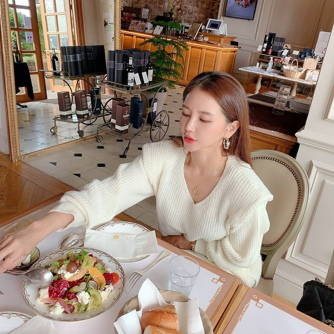 bashayslea39754's tweet image. Stones are heavy, and sand weighs a lot. But letting a foolish person make 
you angry is a heavier load than both of them. Anger is mean, and great 
anger overpowers you.