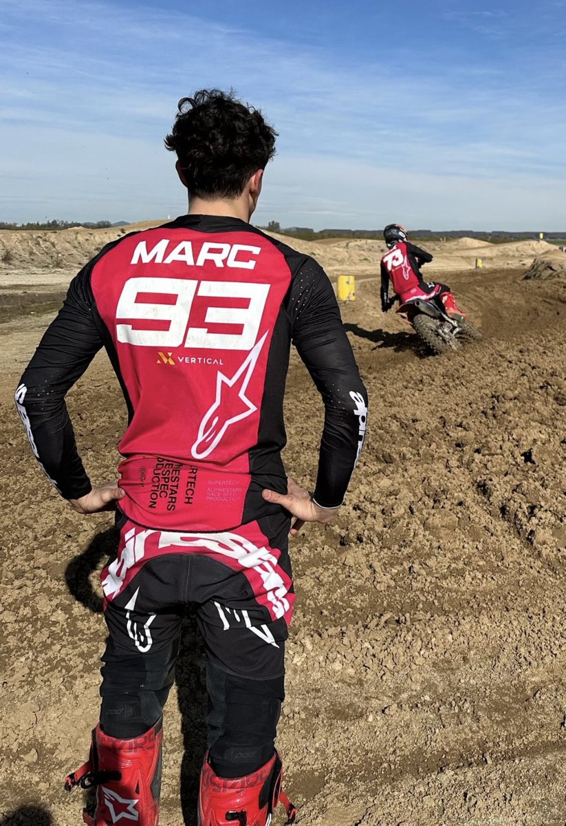 catarina93_73's tweet image. Stuff that goes down on Mondays.
#Braaap ✊
📷 @marcmarquez93 #MM93 

(… the @alpinestars gear 🫠😍!)