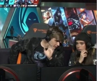 FNCDERKISMO's tweet photo. Entonces si jaja recuerdo aquella vez que le ganamos al T1 de Faker ¿te suena? jaja  son el mejor equipo de la historia y tal jaja

 ¿Y tu eres mas de iniciar en red o en blue guapa? https://t.co/M3vykbxU1o