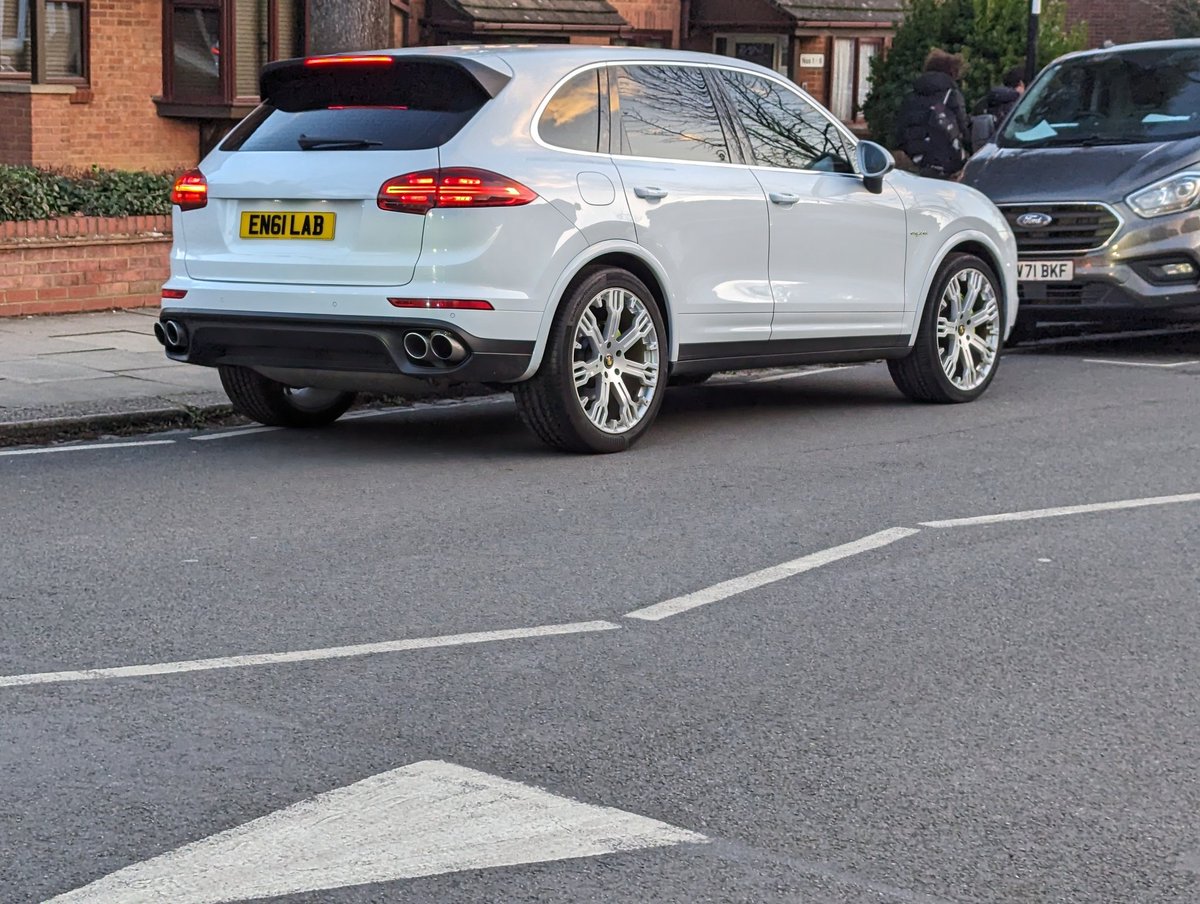 CitizenUddin's tweet image. Whatever school you go to in Ealing, they nearly all have the same things in common. Dangerous parking, driving and idling outside them. What are @_petermason &amp;amp; @deirdrecostigan our council leaders doing about it? Absolutely nothing.
And @ealingMPS? The same. Big fat zero.