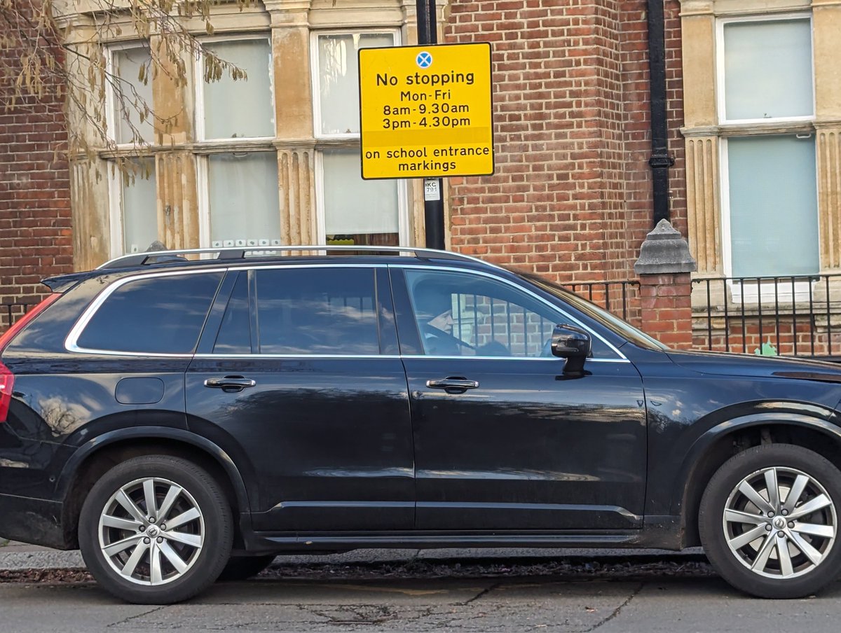 CitizenUddin's tweet image. Whatever school you go to in Ealing, they nearly all have the same things in common. Dangerous parking, driving and idling outside them. What are @_petermason &amp;amp; @deirdrecostigan our council leaders doing about it? Absolutely nothing.
And @ealingMPS? The same. Big fat zero.
