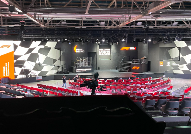 alemaru_F1's tweet photo. 【速報】
スペインGPバルセロナからマドリードへ
日本時間本日18：30発表？

伝統のサーキットカタルーニャで2026年迄行われることが決まっているスペインGPバルセロナ
首都マドリードの市街地コースに移るとの噂が流れていたが
『発表の会場』
と言われる写真がリーク　そこには
WELCOME　BACK　TO　MADRID
の文字が
F1ドメニカリ会長首都エキシビションパークのホセ・ビセンテ・デ・ロス・モソス会長マドリッドのイサベル知事マドリッド共同体会長のイザベル・ディアス・アユソ氏ホセ・ルイス・マルティネス・アルメイダ市長が出席予定との事だが
どうなるか？