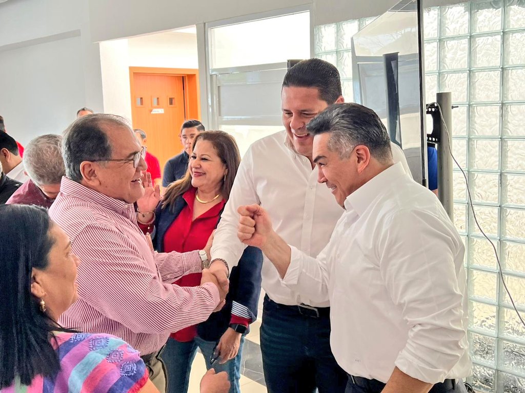 ChiapasPRI's tweet photo. Sabemos que el reto es grande, pero con paso firme estamos avanzando junto a las y los ciudadanos.
En el PRI sabemos también, que lo que está en juego en está ocasión, es más que una votación,
¡Es el futuro de nuestras familias! 
#MerecesMás https://t.co/7JCpGlbHBk