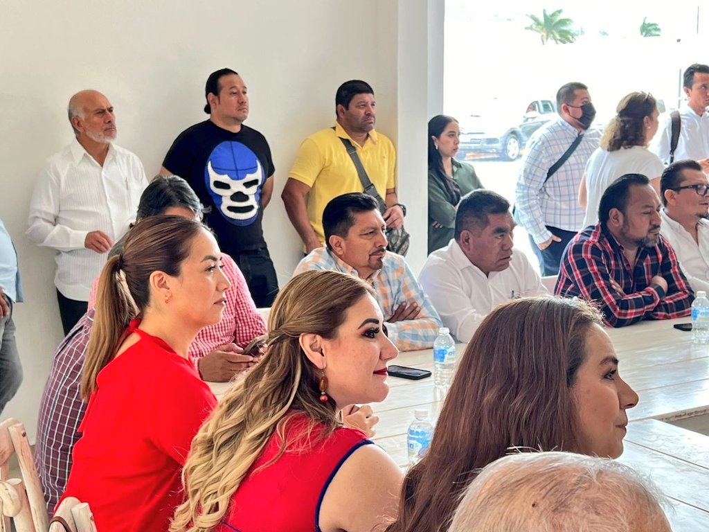 ChiapasPRI's tweet photo. Sabemos que el reto es grande, pero con paso firme estamos avanzando junto a las y los ciudadanos.
En el PRI sabemos también, que lo que está en juego en está ocasión, es más que una votación,
¡Es el futuro de nuestras familias! 
#MerecesMás https://t.co/7JCpGlbHBk
