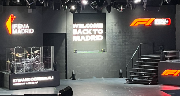 alemaru_F1's tweet photo. 【速報】
スペインGPバルセロナからマドリードへ
日本時間本日18：30発表？

伝統のサーキットカタルーニャで2026年迄行われることが決まっているスペインGPバルセロナ
首都マドリードの市街地コースに移るとの噂が流れていたが
『発表の会場』
と言われる写真がリーク　そこには
WELCOME　BACK　TO　MADRID
の文字が
F1ドメニカリ会長首都エキシビションパークのホセ・ビセンテ・デ・ロス・モソス会長マドリッドのイサベル知事マドリッド共同体会長のイザベル・ディアス・アユソ氏ホセ・ルイス・マルティネス・アルメイダ市長が出席予定との事だが
どうなるか？