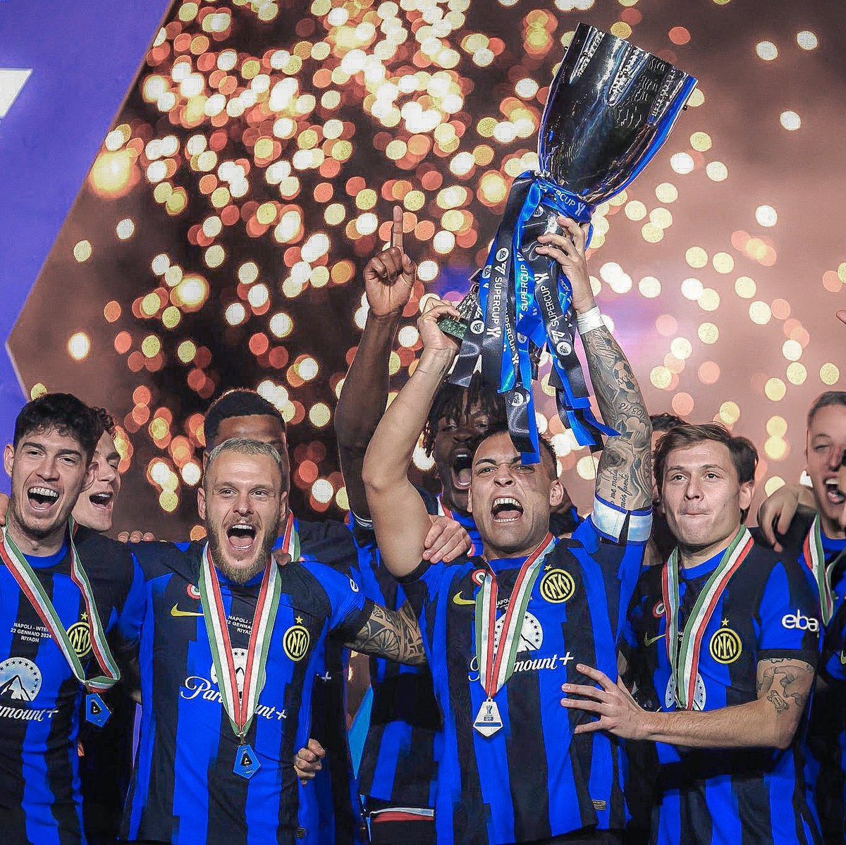 iHere_Inter's tweet photo. الكابيتانو لاوتارو حاملاً كأس السوبر الإيطالي

وسادس بطولاته مع الإنتر:

🏆 السكوديتو 
🏆🏆 كأس إيطاليا
🏆🏆🏆 كأس السوبر الإيطالي

⚫️🔵🇦🇷🐂 https://t.co/8ZoMMAeEhH