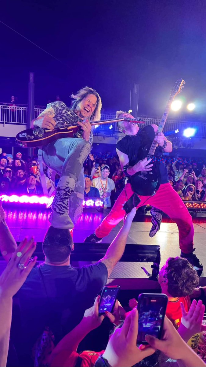 JayBee1774's tweet image. Just 4 days away from hopefully reliving the moment @thedukeofmetal was absolutely shredding while standing on my head! 🚢🤘🤼‍♂️ @IAmJericho @jericho_cruise @FOZZYROCK #FiveAlive #workingfortheweekend
