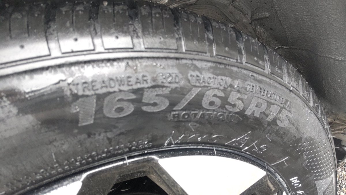 aygo2018's tweet image. 先日、左後タイヤパンクを修理剤でなおして、今度は右前タイヤもパンクしたので流石に半分怪しいタイヤだとアレなので時節柄もあり、またオフセット合う社外ホイールもほぼ無いので4本ともオールシーズンにしてみた。165/60R15＞165/65R15で車高上がったけど気になるレベルじゃないかな？
 #aygo