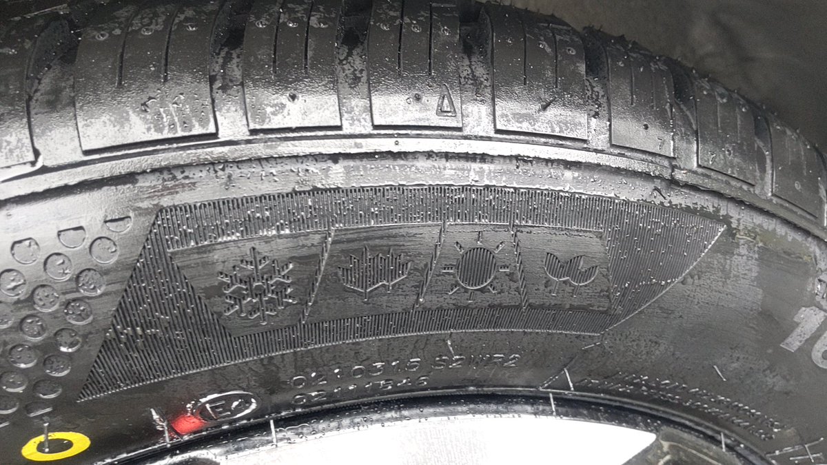 aygo2018's tweet image. 先日、左後タイヤパンクを修理剤でなおして、今度は右前タイヤもパンクしたので流石に半分怪しいタイヤだとアレなので時節柄もあり、またオフセット合う社外ホイールもほぼ無いので4本ともオールシーズンにしてみた。165/60R15＞165/65R15で車高上がったけど気になるレベルじゃないかな？
 #aygo