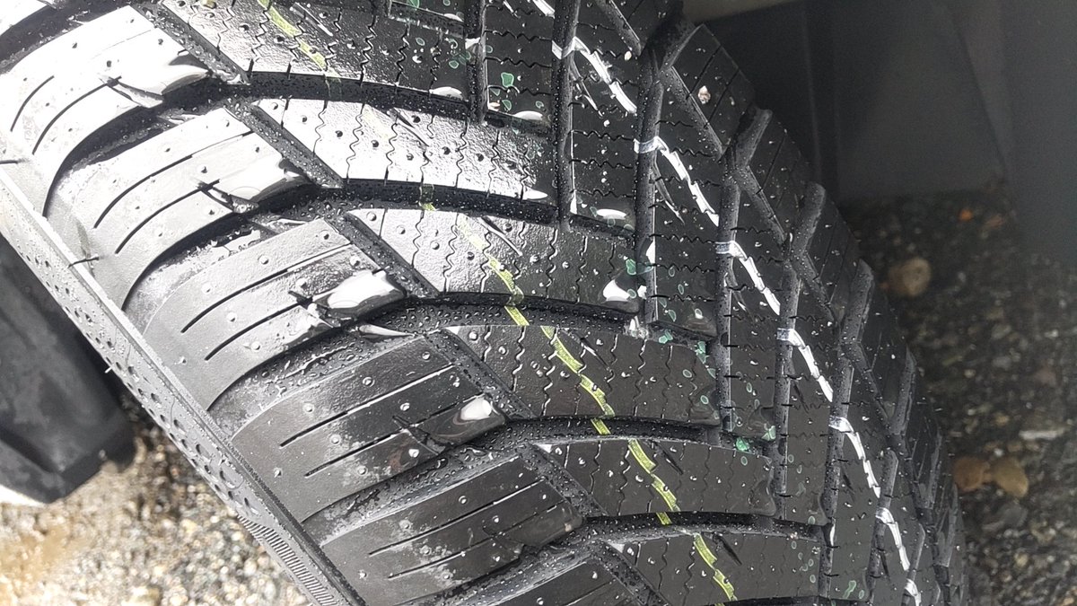 aygo2018's tweet image. 先日、左後タイヤパンクを修理剤でなおして、今度は右前タイヤもパンクしたので流石に半分怪しいタイヤだとアレなので時節柄もあり、またオフセット合う社外ホイールもほぼ無いので4本ともオールシーズンにしてみた。165/60R15＞165/65R15で車高上がったけど気になるレベルじゃないかな？
 #aygo