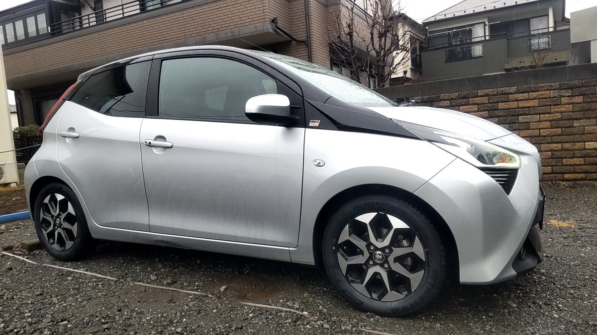 aygo2018's tweet image. 先日、左後タイヤパンクを修理剤でなおして、今度は右前タイヤもパンクしたので流石に半分怪しいタイヤだとアレなので時節柄もあり、またオフセット合う社外ホイールもほぼ無いので4本ともオールシーズンにしてみた。165/60R15＞165/65R15で車高上がったけど気になるレベルじゃないかな？
 #aygo