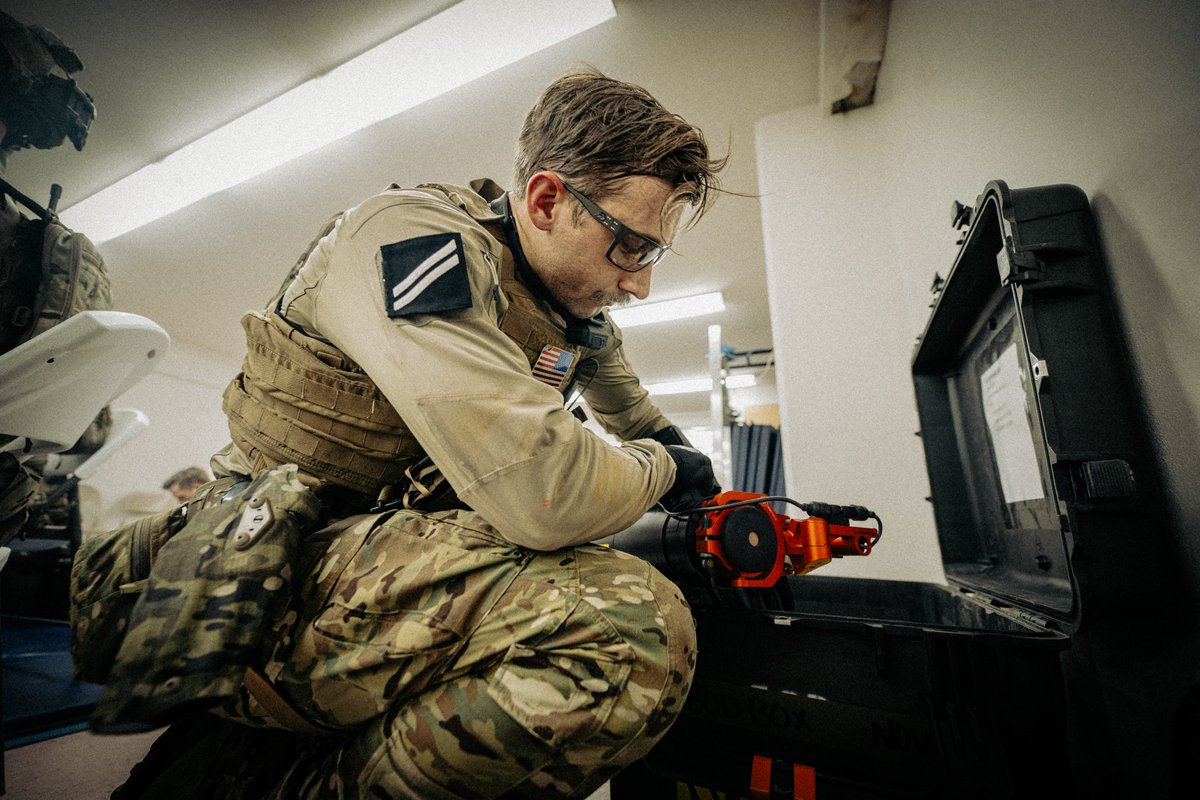 USPACOM's tweet photo. 🇺🇸–🇬🇺

@USNavy EOD technicians with #EODMU5 conduct security certification training alongside local law enforcement, demonstrating proficiency and interoperability of forces to defend peace and stability throughout the #FreeAndOpenIndoPacific.

📍: #Guam

📸: Ivan Skvaril https://t.co/dzIsmCirfF
