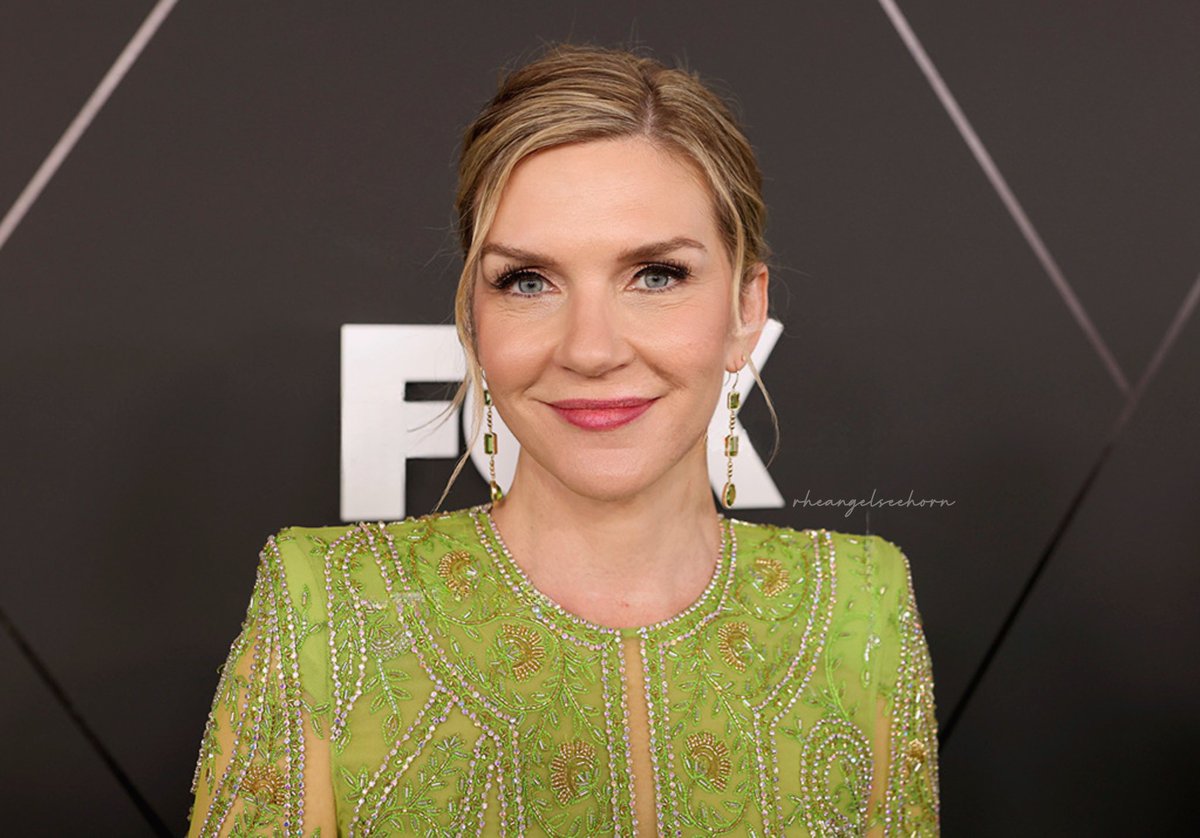 Here's a couple more pictures of the gorgeous Rhea Seehorn from last week's #75thEmmys. 💚 #BetterCallSaul