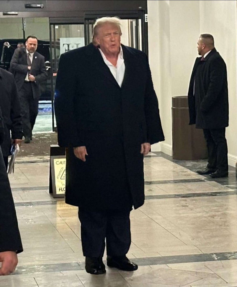 ReallyLoudFart's tweet photo. Me walking out of Red Lobster after stealing every Cheddar Bay biscuit in the building https://t.co/dSFkRtvMng