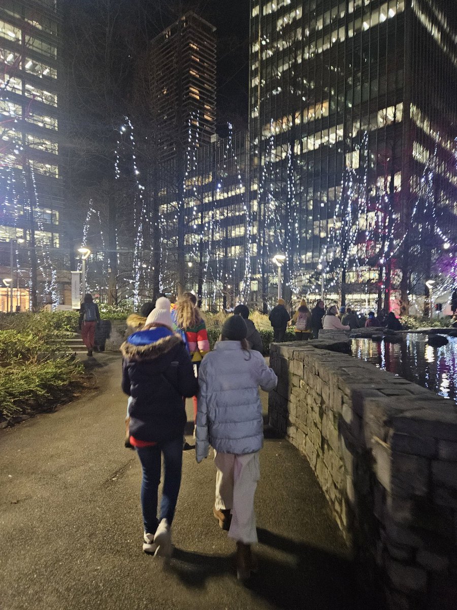 3rdLNGuides's tweet photo. This evening the guides went along to see the #canarywharfwinterlights we have a great time looking at all the installations and finished it off with two guides making their promise. @Girlguiding @Guiding_LaSER https://t.co/bMltMgT2a8