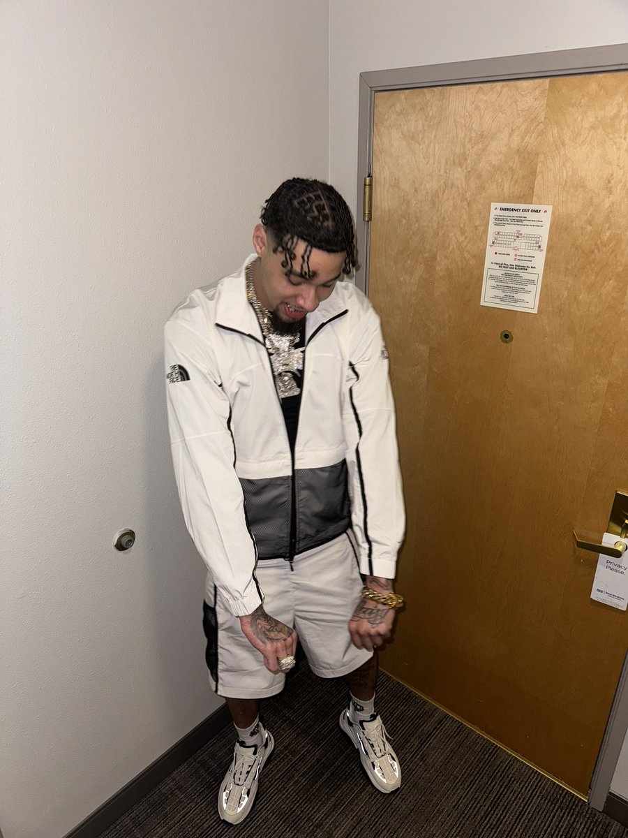 Marquis_Az's tweet photo. Use 2 sleep on that motel floor plottin on a million ๐ค Chin up,stay down and run it up I kno tha feeling โ๐ฝ๐๐ฝ https://t.co/HOrtVkE1Xc