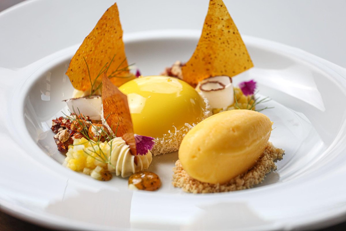 tetkaizKanade's tweet photo. Nesto majsavrsenije sto sam ikada probala - kombinacija kokosa, moke, žutog vocnog preliva, pralina od marakuje i sorbea od manga.
#Entremet https://t.co/1igMJx9O67