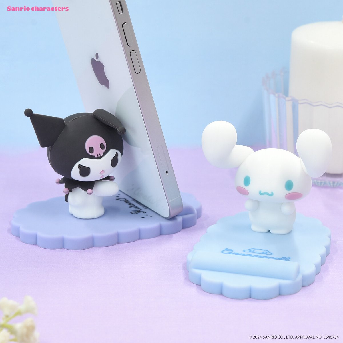 sanrio_news's tweet photo. クロミとシナモロールのマスコットモバイルスタンドが新登場！端末の向きは縦横どちらでもOK☆動画視聴やデスクワークなどにピッタリだね♪やわらかいシリコーン素材のキャラクターがあなたのスマホを支えてくれるよ♡グルマンディーズ公式オンラインショップなどで発売中！ https://t.co/w6fxnnO8eA https://t.co/H0GtZGG3oD